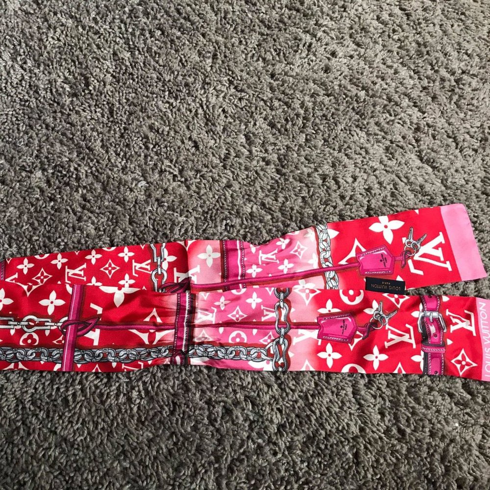 LV ESCALE CONFIDENTIAL Red BANDEAU
